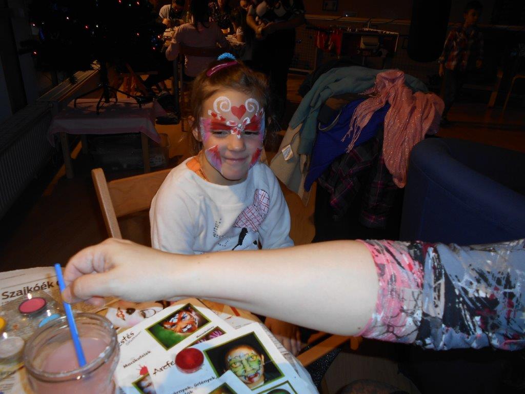 Gyerek arcát festik