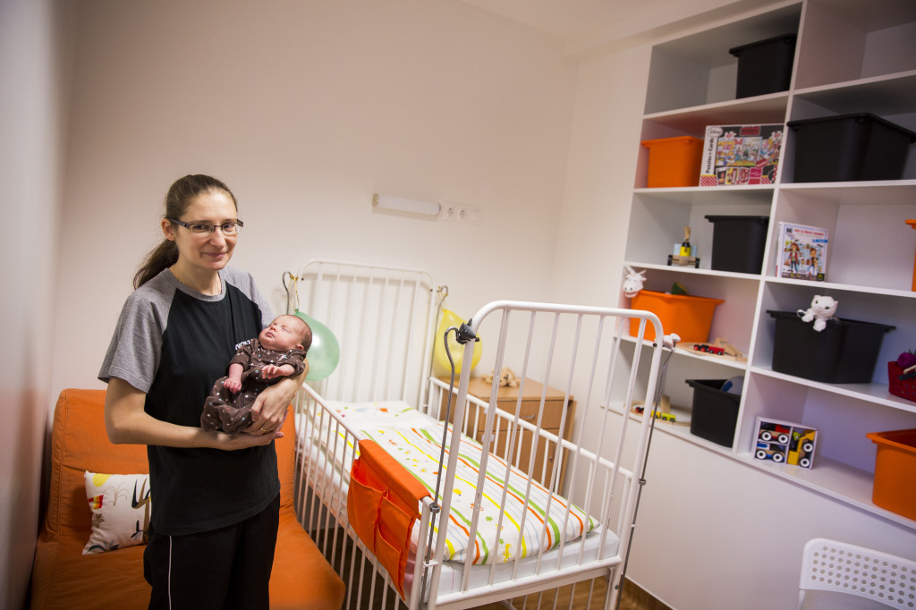 Kismama a kisbabájával a Ronald ház szobájában