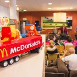 McDonalds játék kamion gyerekek a hátérben