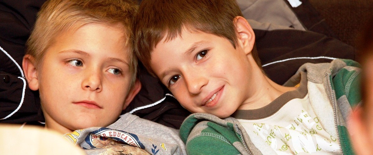 Két kisfiú ahogy mosolyogva a kamerába néz