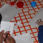 Gyerekek mintákat vágnak ki a papírból