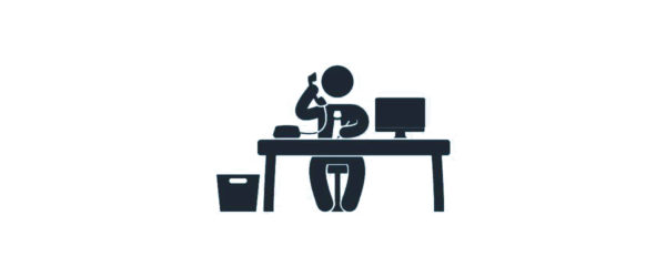 Íróasztal, monitor , telefon és egy ember